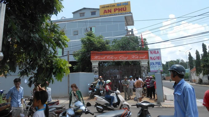 Người đàn ông bị bệnh tim tử vong sau 2 giờ vào nhà nghỉ với nữ công nhân ảnh 1